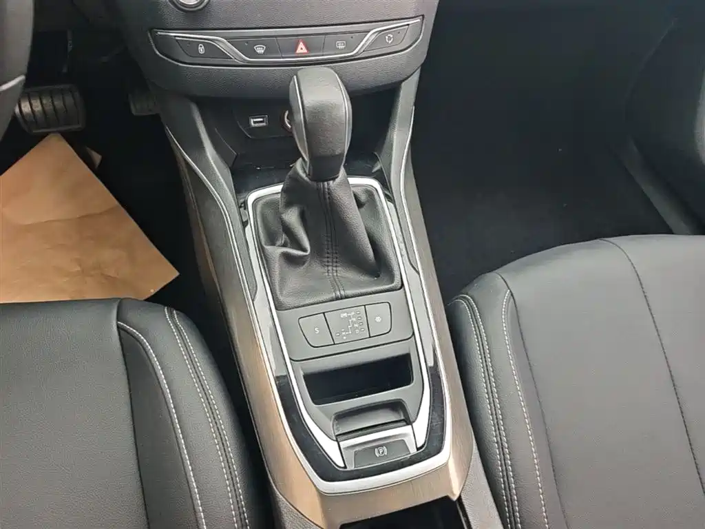 Peugeot 408 2017 — фото 14