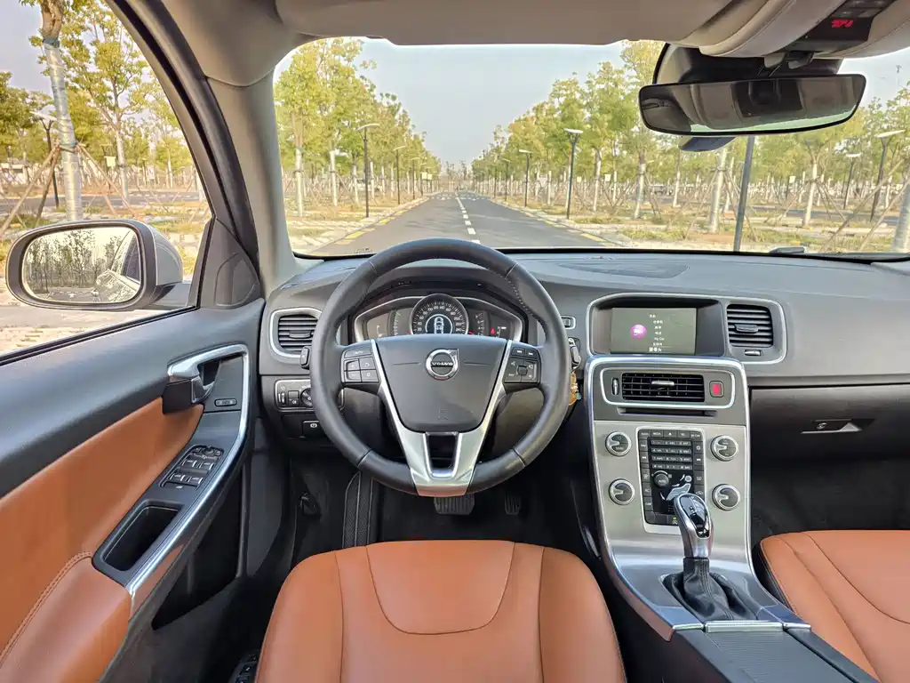 Volvo S60 2018 — фото 18