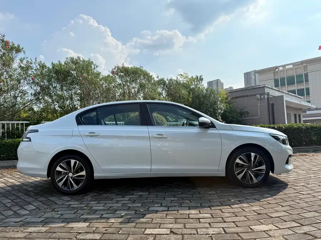 Peugeot 408 2022 — фото 10