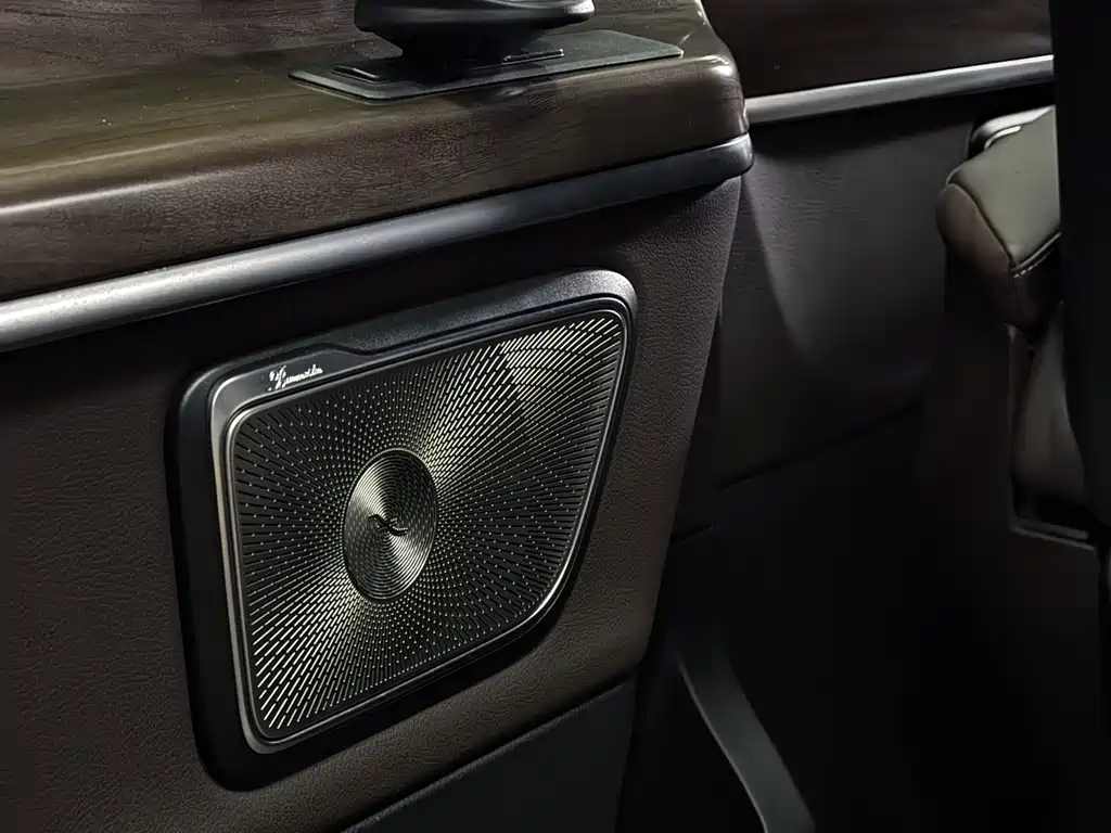 Mercedes-Benz V-Class 2024 — фото 10
