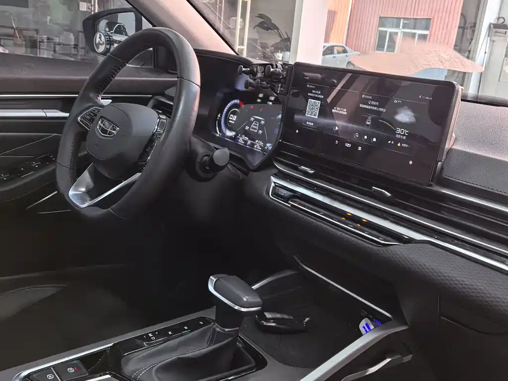 Geely Emgrand 2022