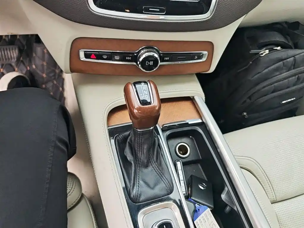 Volvo XC90 2015 — фото 14