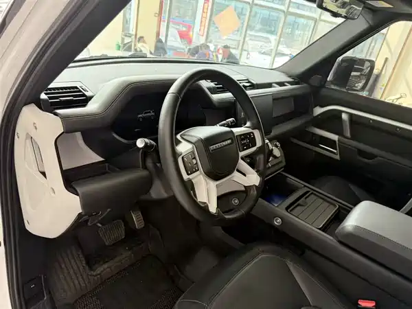 Land Rover Defender 2023
