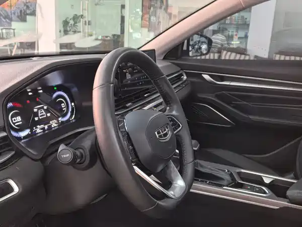 Geely Emgrand 2022
