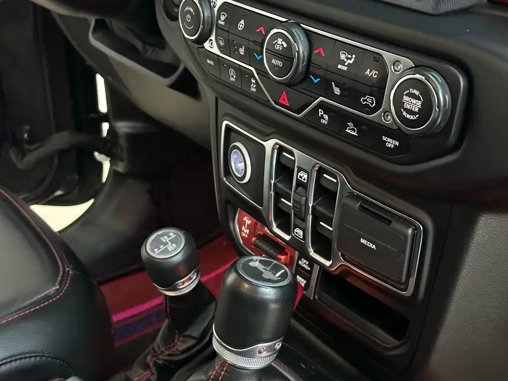 Jeep Wrangler 2021 — фото 24
