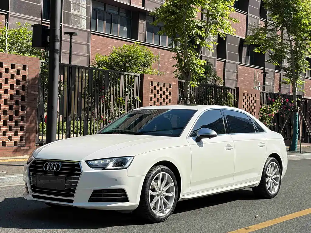 Audi A4L 2018 — фото 1
