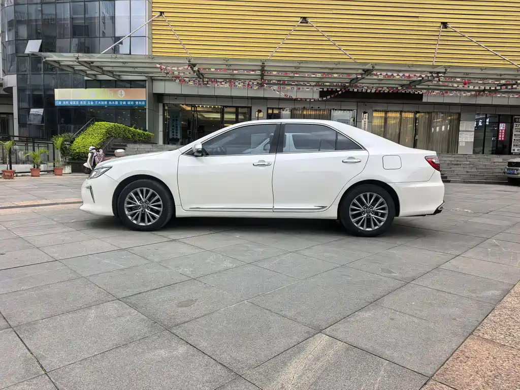 Toyota Camry 2016 — фото 4