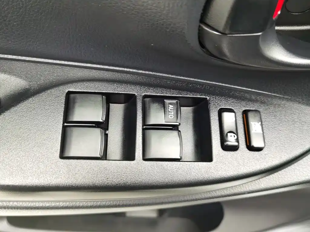 Toyota Yaris L 2017 — фото 9