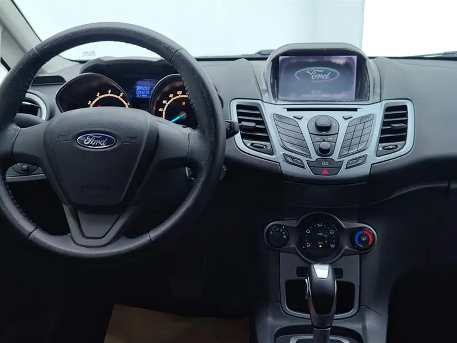 Ford Fiesta 2015 — фото 12