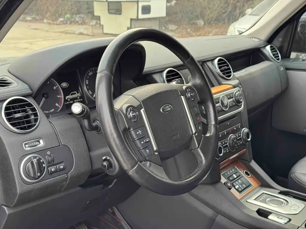 Land Rover Discovery 2015 — фото 8