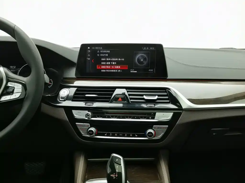 BMW 5 Series 2019 — фото 12