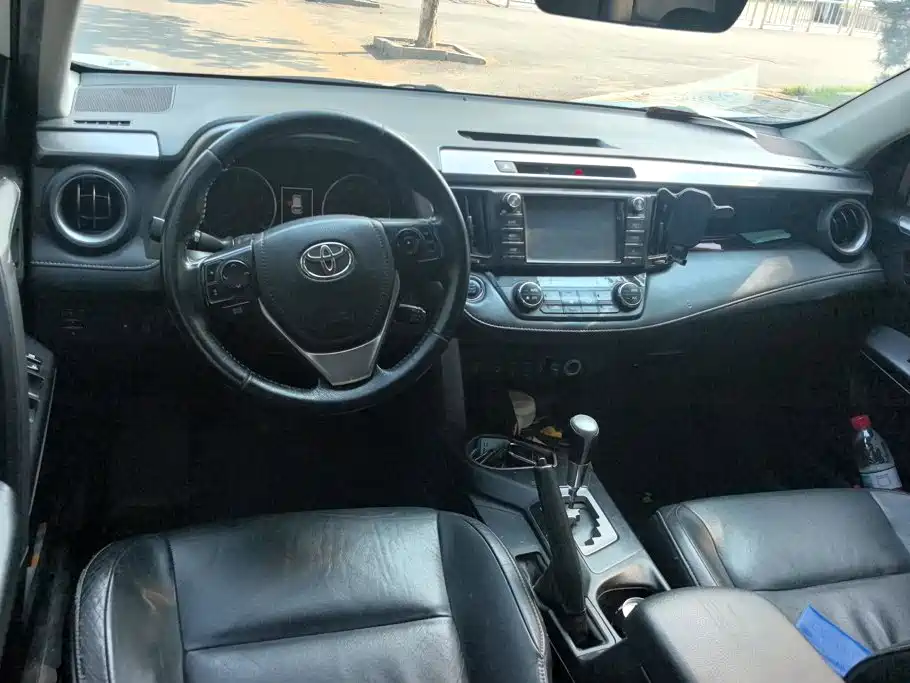 Toyota RAV4 2017 — фото 12