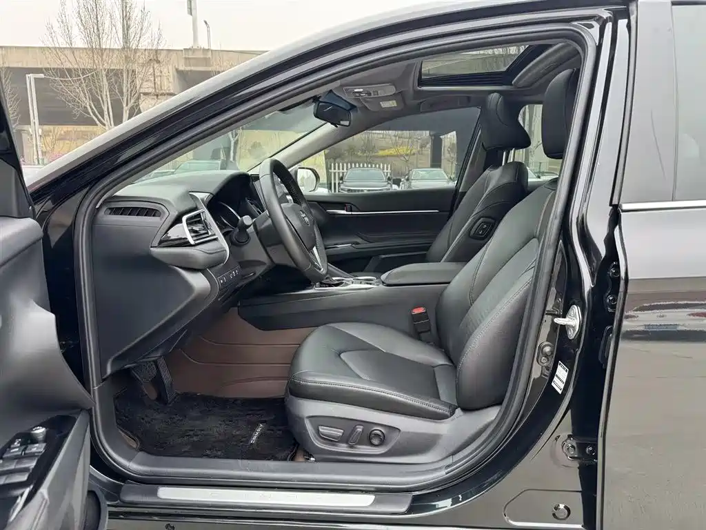 Toyota Camry 2022 — фото 14