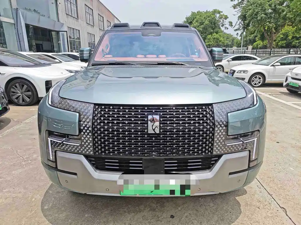 Yangwang U8 2024