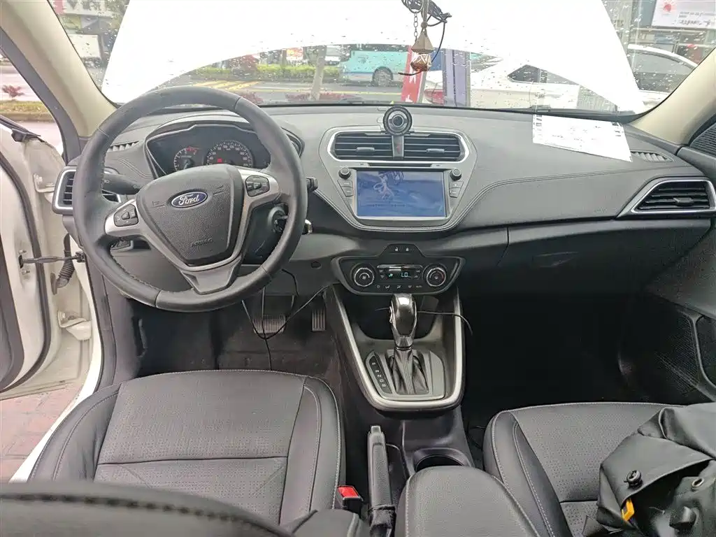 Ford Escort 2017 — фото 10