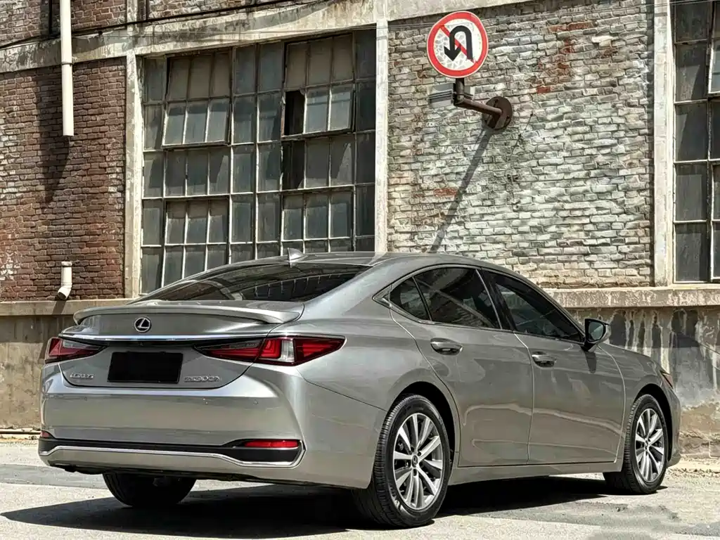 Lexus ES 2019 — фото 18