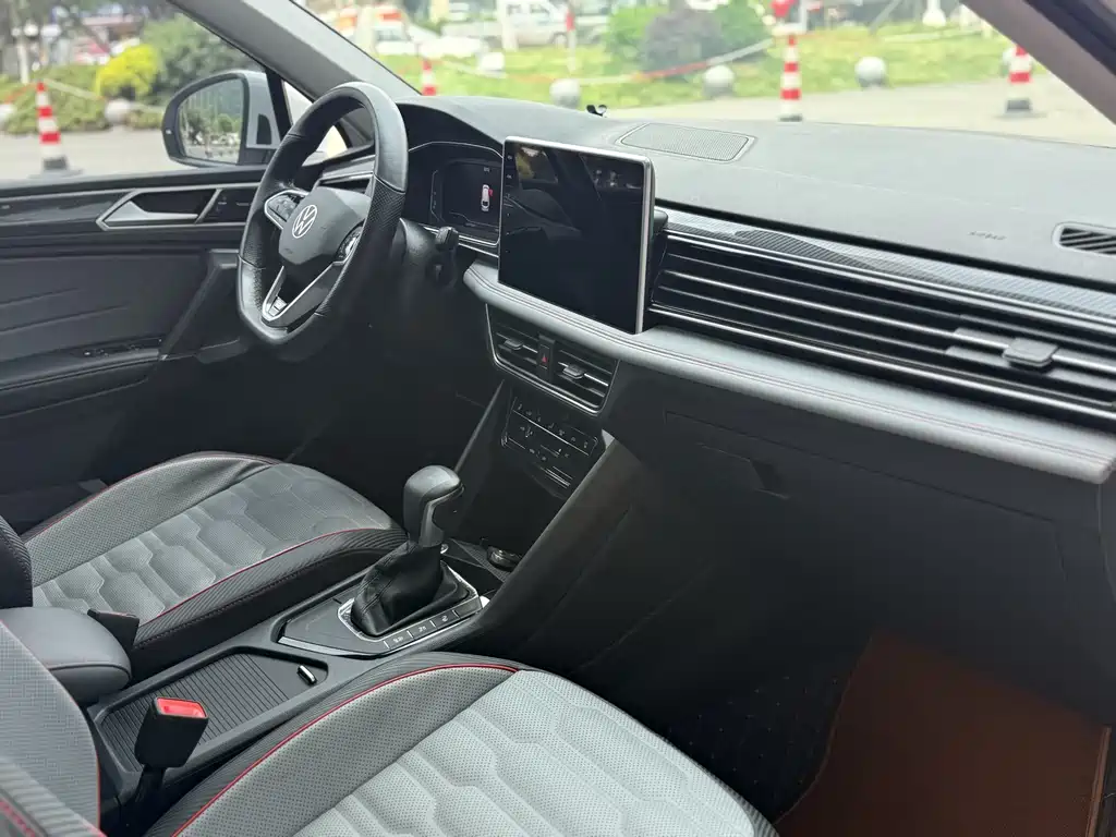 Volkswagen Tiguan L 2023 — фото 13