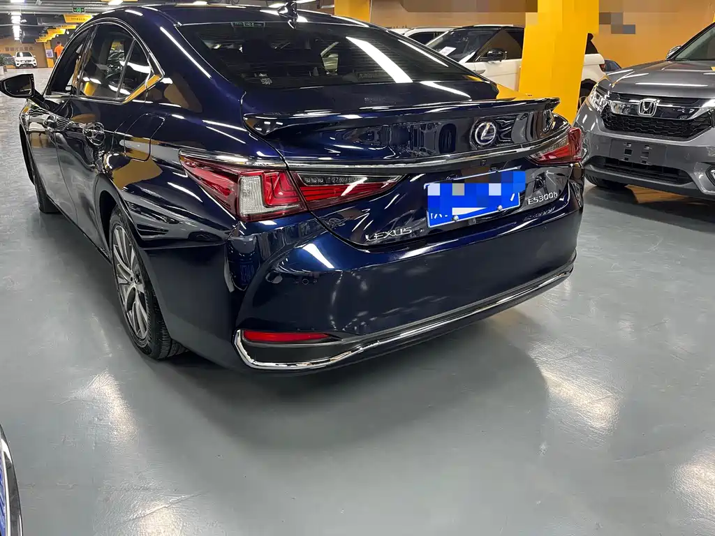 Lexus ES 2020 — фото 12