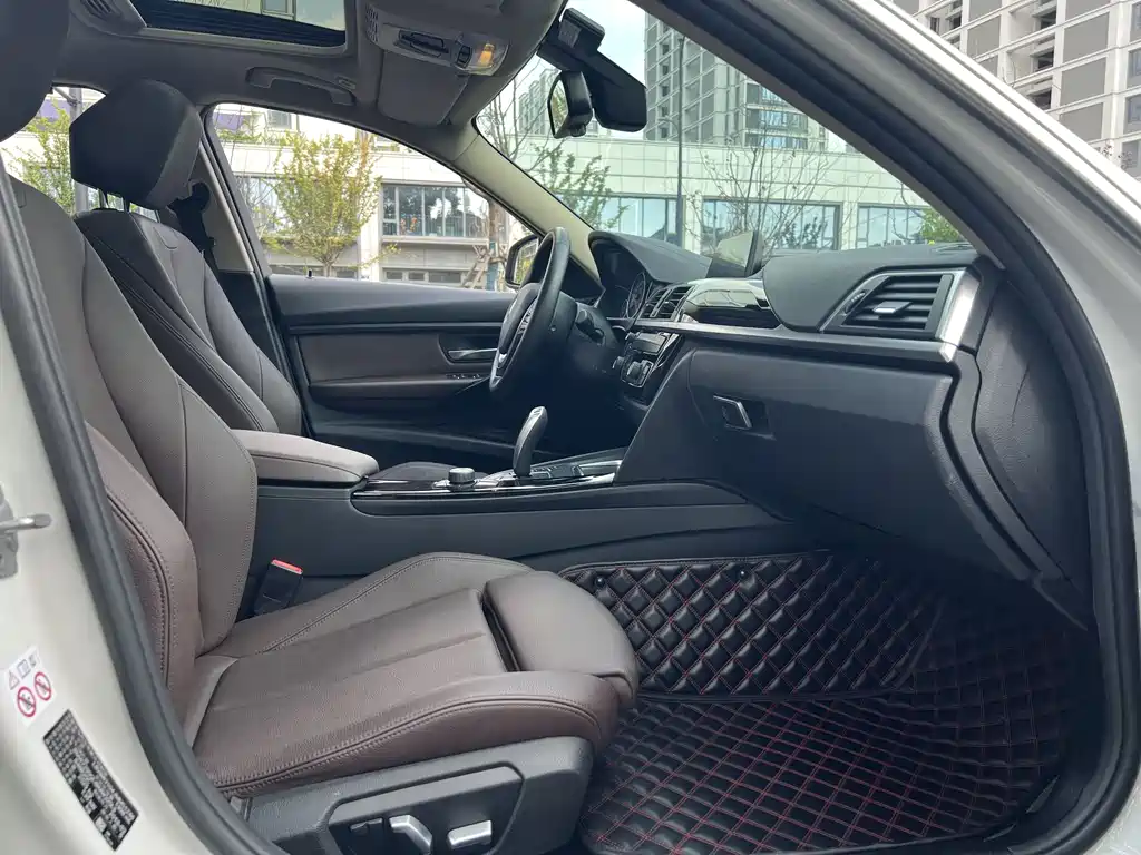 BMW 3 Series 2018 — фото 18
