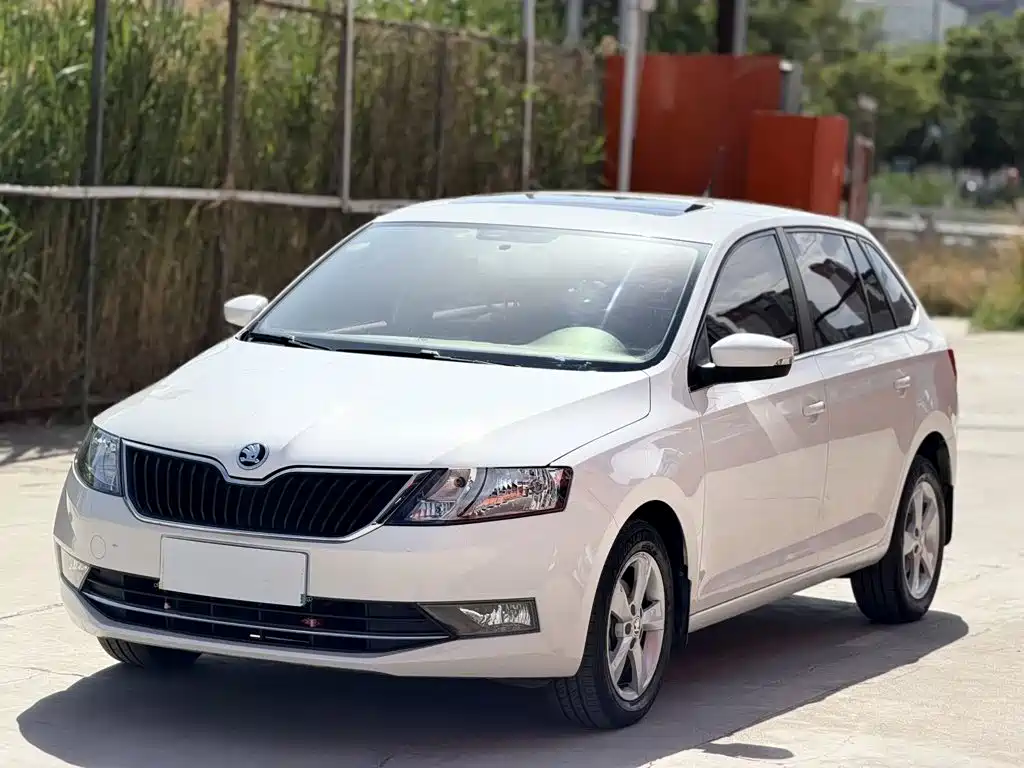 Skoda Rapid Spaceback 2018 — фото 1