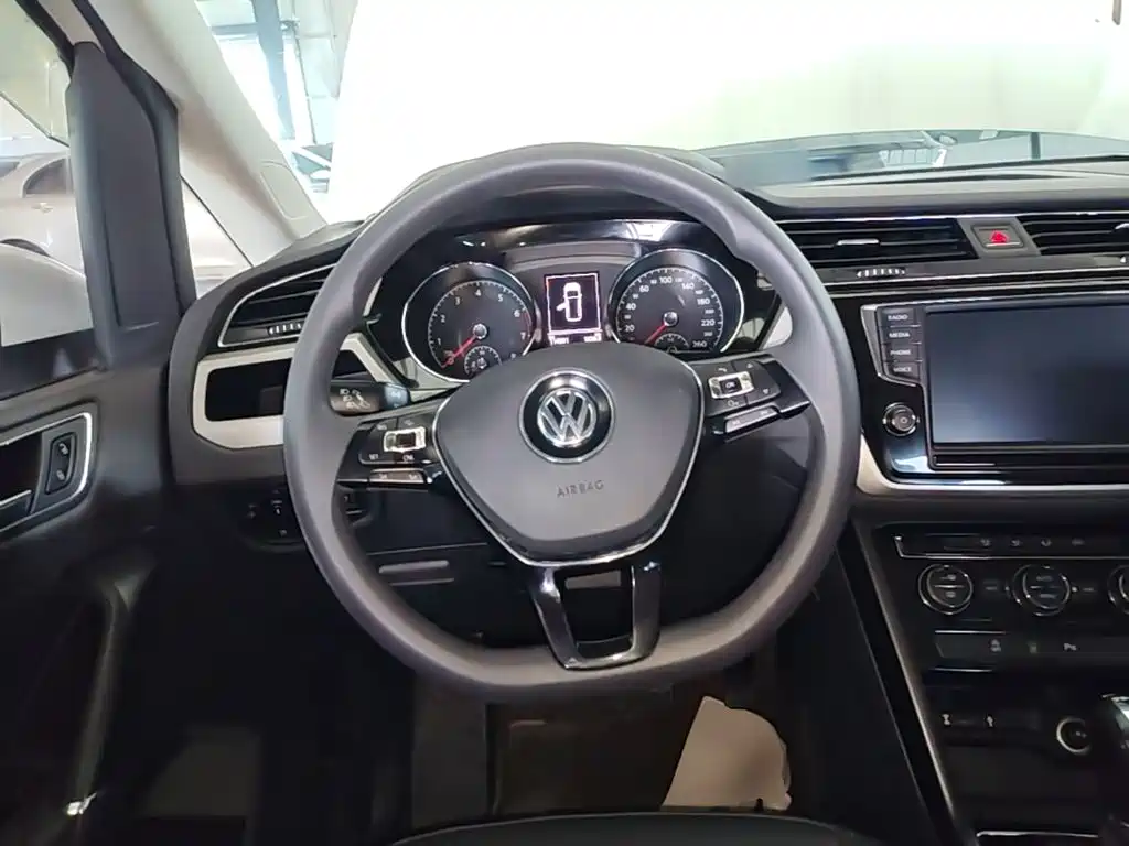Volkswagen Touran 2019 — фото 11