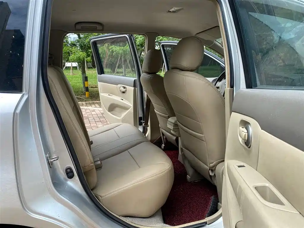 Nissan Livina 2012