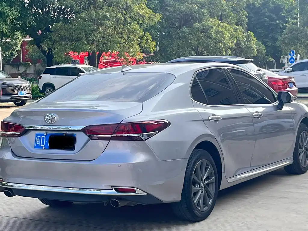 Toyota Camry 2023 — фото 4