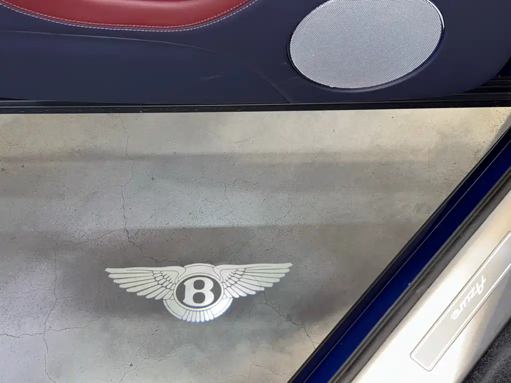 Bentley Bentayga 2023 — фото 14