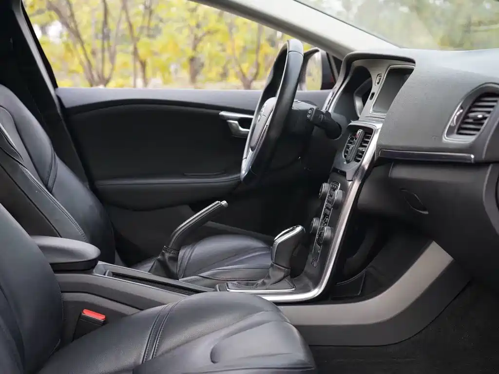 Volvo V40 2015 — фото 11