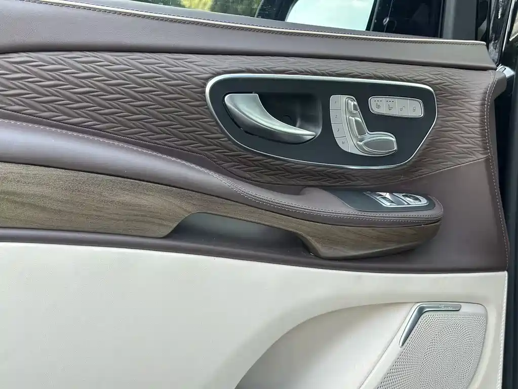 Mercedes-Benz V-Class 2023 — фото 20
