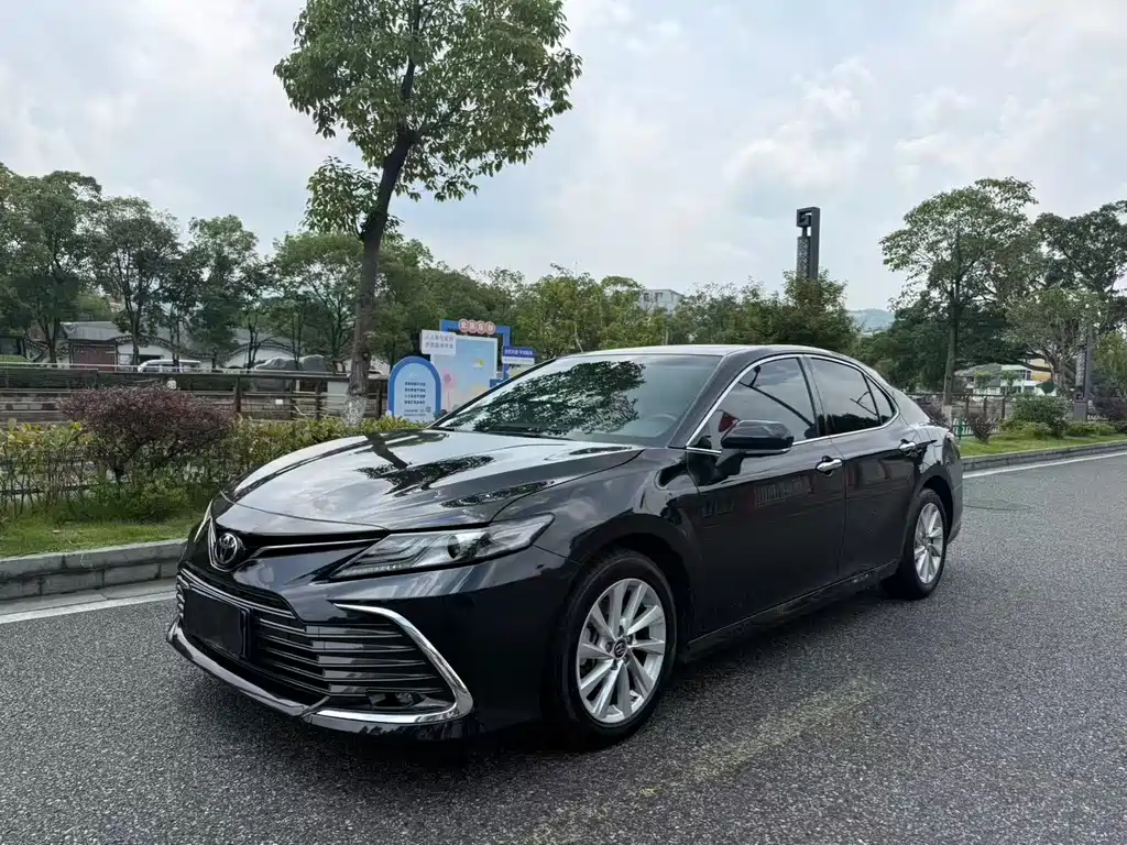 Toyota Camry 2022 — фото 1