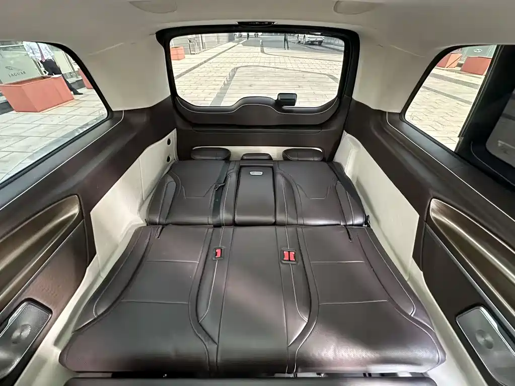 Mercedes-Benz V-Class 2023 — фото 23