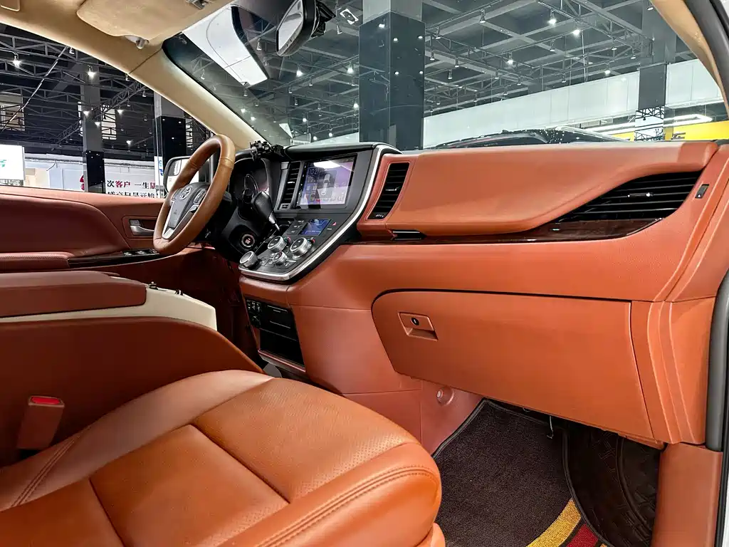 Toyota Sienna 2018 — фото 12