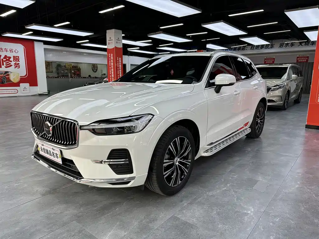 Volvo XC60 2022 — фото 1