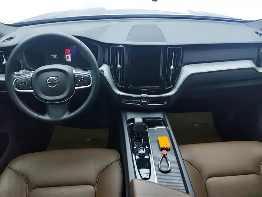 Volvo XC60 2023 — фото 12