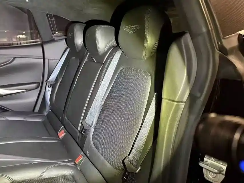Aston Martin DBX 2021