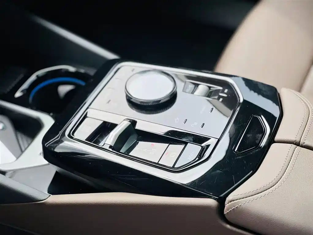BMW 5 Series 2025 — фото 14