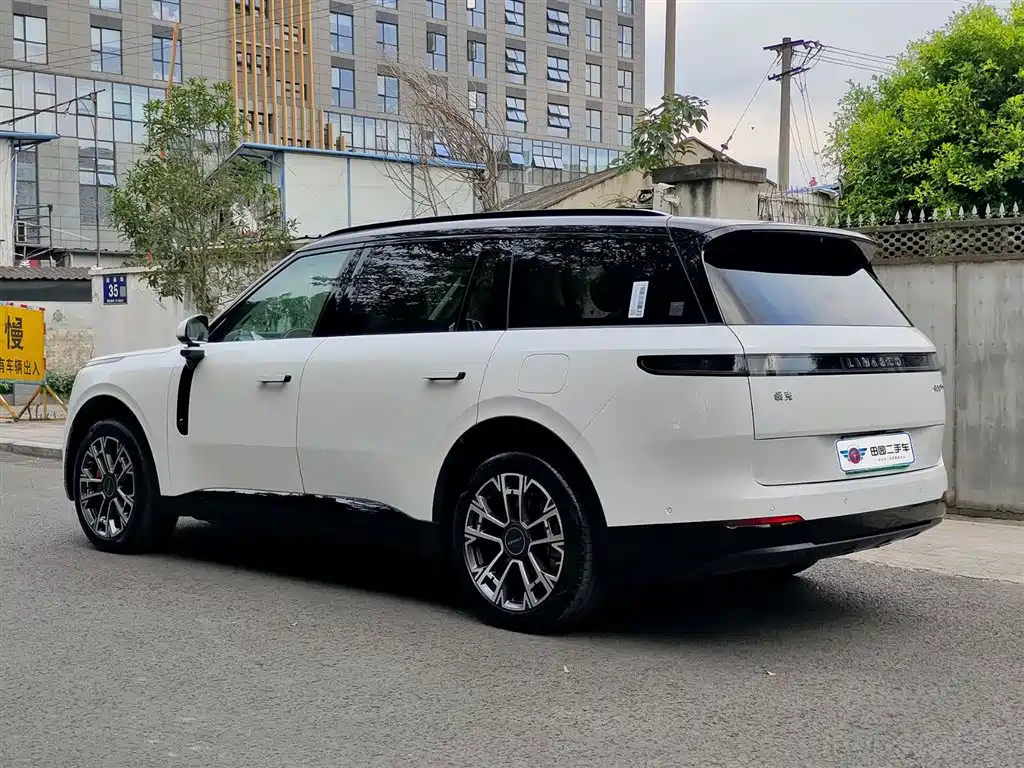 Lynk & Co 900 2025