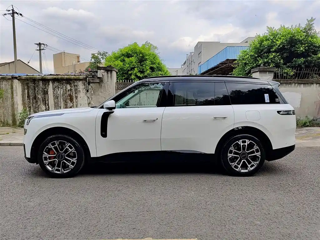 Lynk & Co 900 2025
