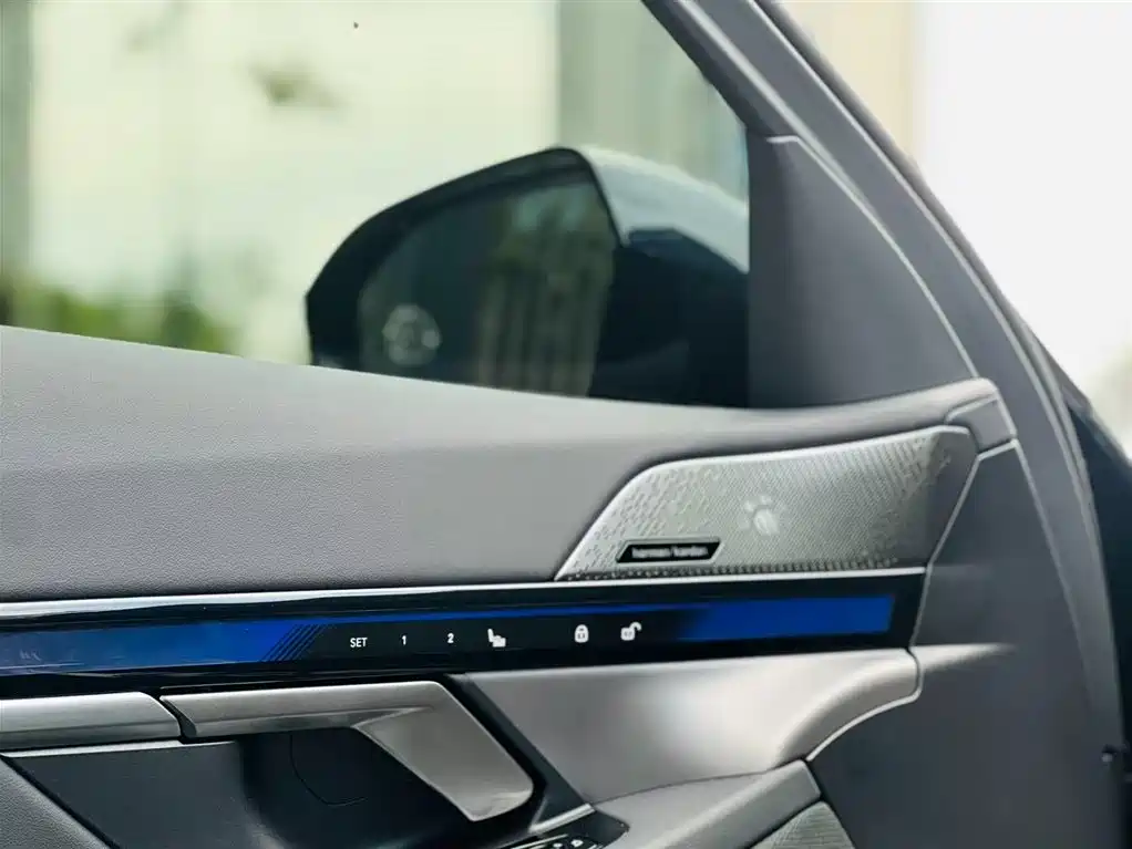 BMW 5 Series 2025 — фото 11