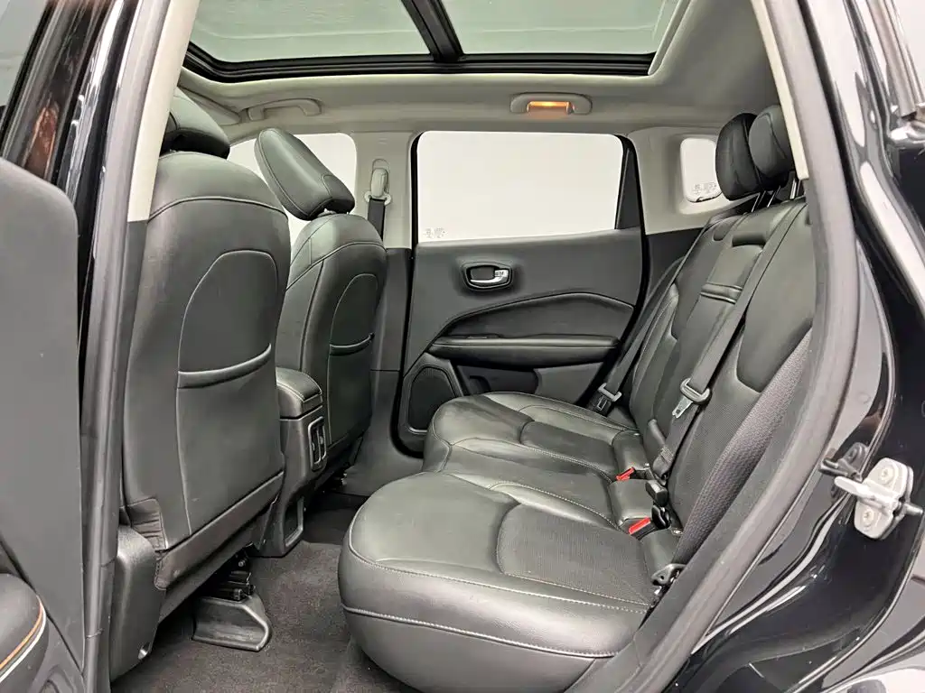 Jeep Compass 2017 — фото 15