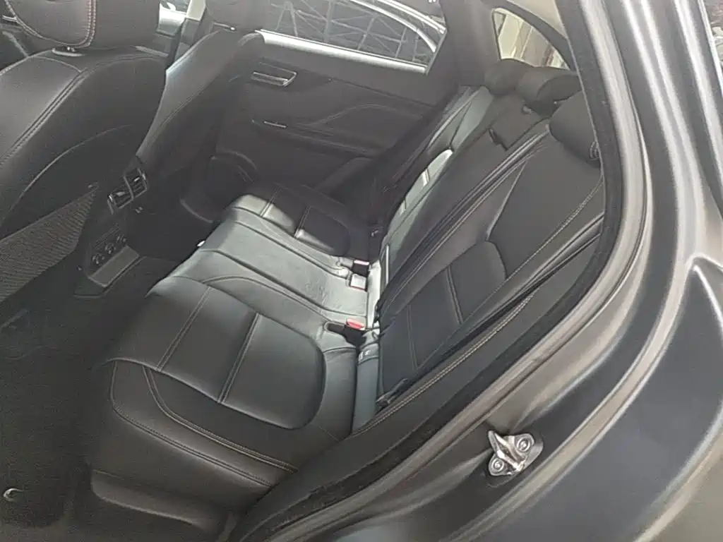 Jaguar F-PACE 2018 — фото 17