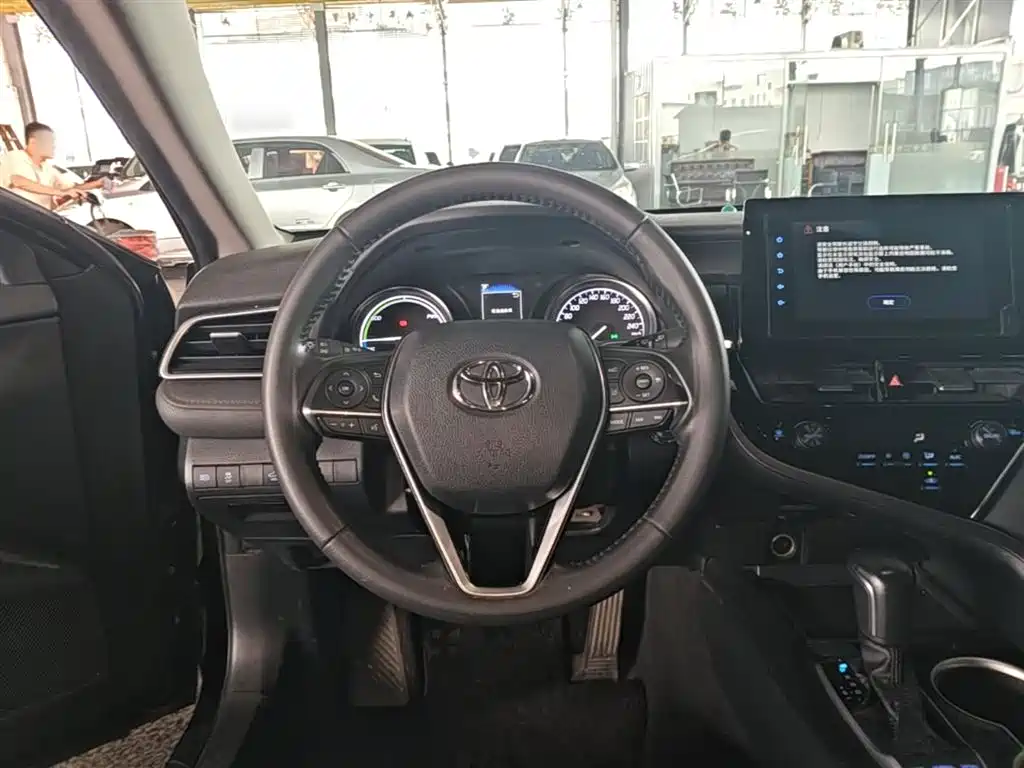 Toyota Camry 2023 — фото 11