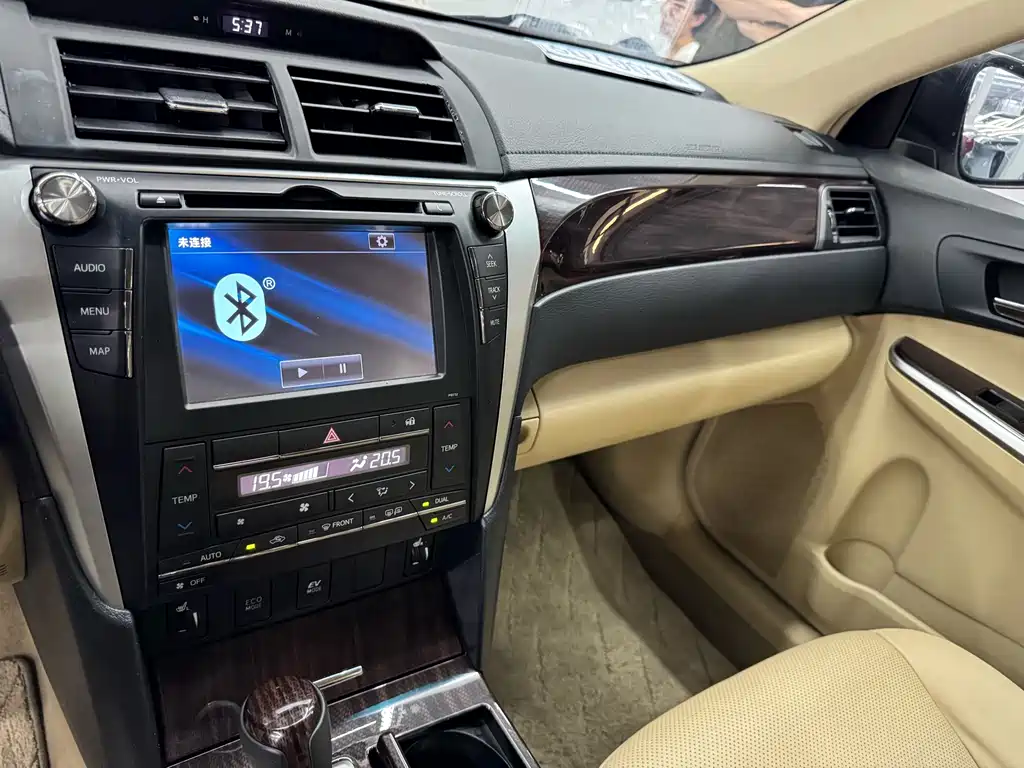 Toyota Camry 2016 — фото 12