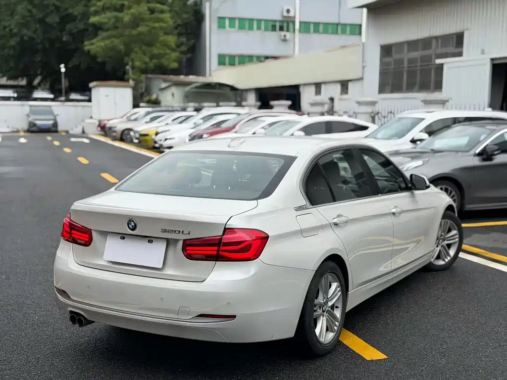 BMW 3 Series 2017 — фото 18