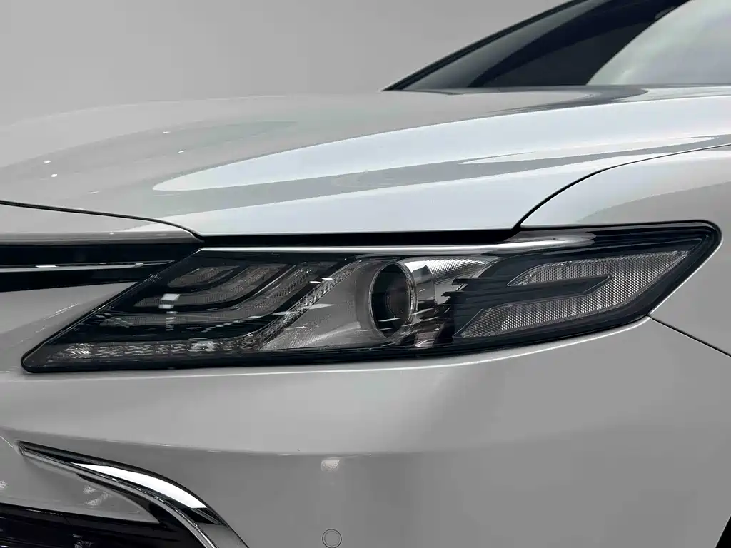 Toyota Camry 2023 — фото 2