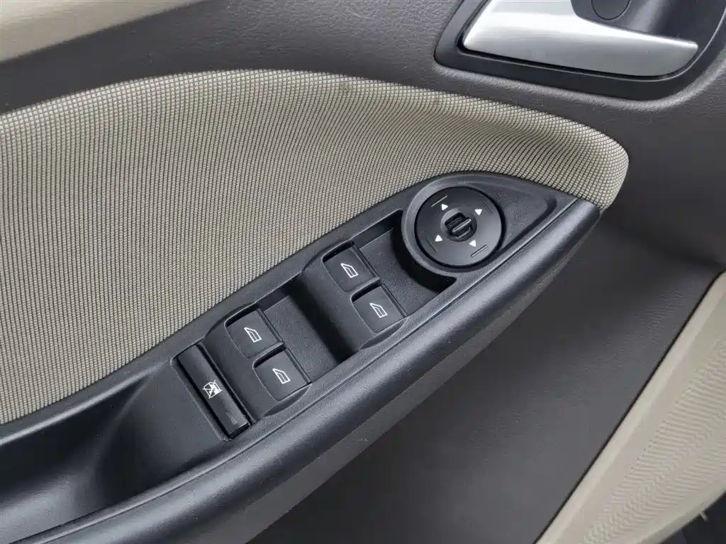 Ford Focus 2015 — фото 9
