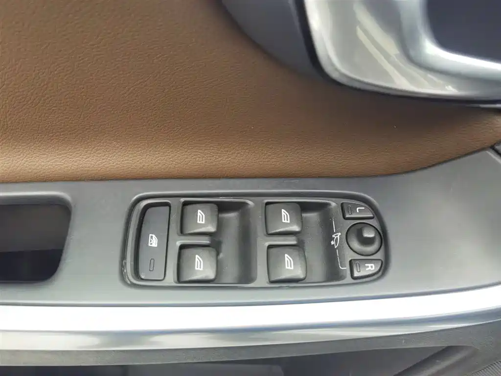 Volvo XC60 2015 — фото 9