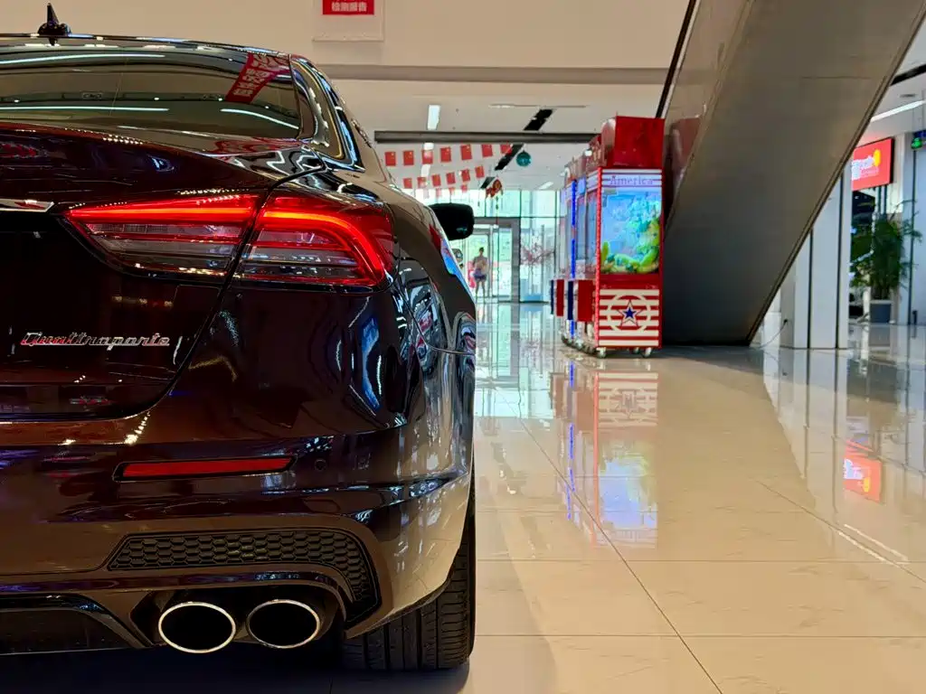 Maserati Quattroporte 2016 — фото 17