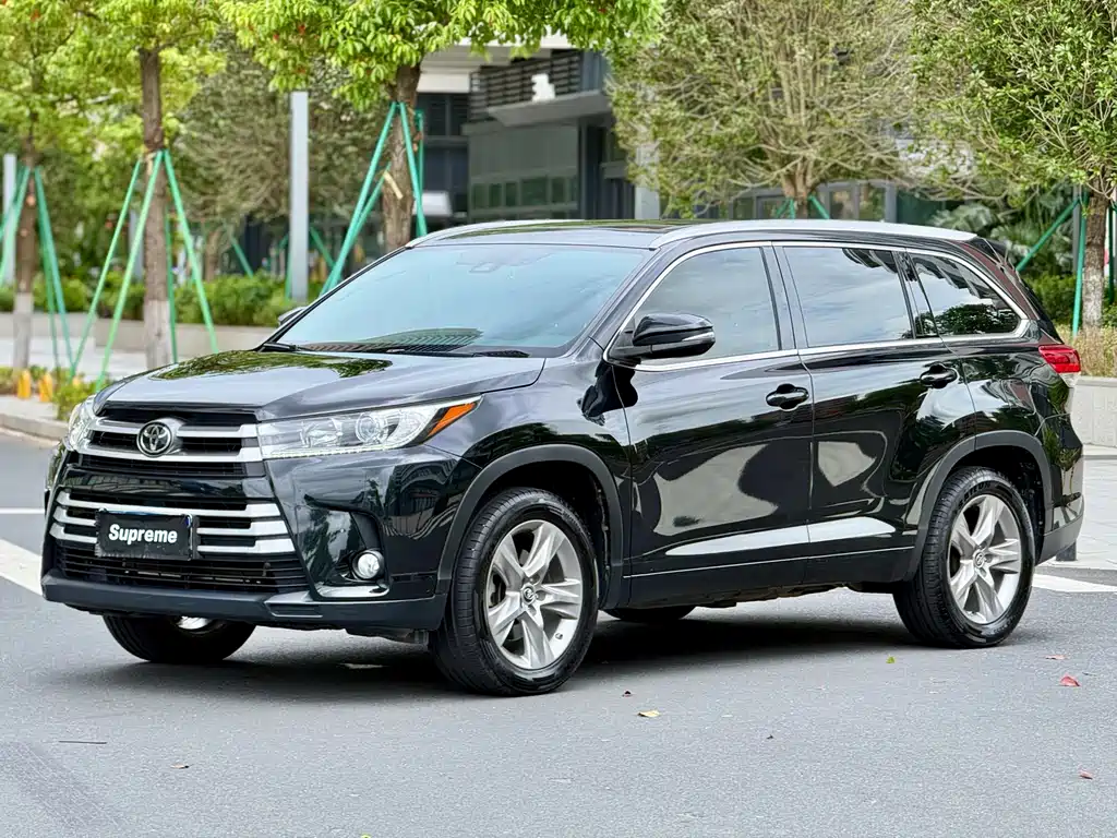 Toyota Highlander 2022 — фото 1